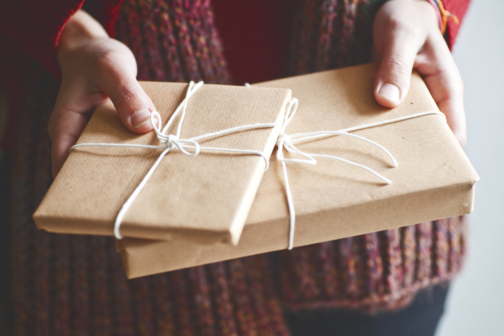Аккуратно упакован. Упаковка подарка в крафт бумагу. Упаковка подарков в упаковочную бумагу. Подарок в крафтовой бумаге. Завернуть подарок в бумагу.
