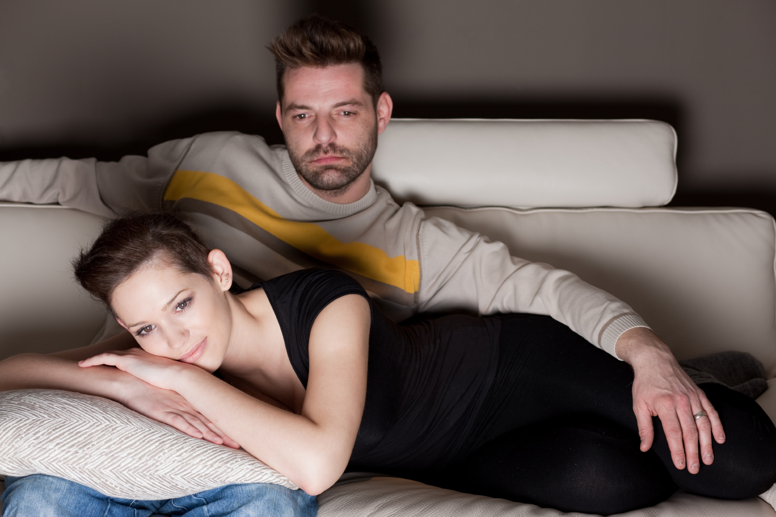 vīrietis un sieviete skatās kopā porno, lai sekss vairs nebūtu garlaicīgs